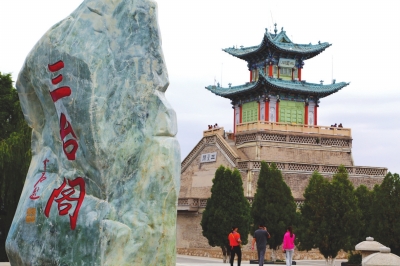 区内名胜古迹和游览胜地较多,有始建于清代的兰州黄河铁桥,有因元代