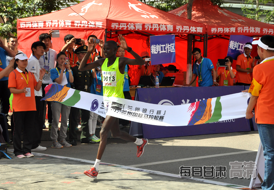 【高清组图】2014兰州国际马拉松赛鸣枪开赛