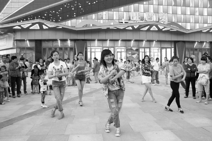 越来越多的年轻人参与广场舞-年轻人,-每日甘肃