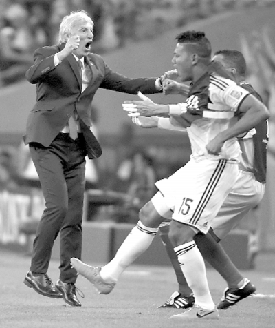 哥伦比亚队主教练佩克尔曼(左)和替补球员庆祝