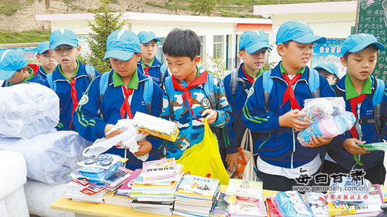北师大实验小学为榆中河湾小学捐赠电教设备-