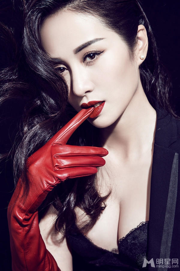 叶璇变身<em>性感女王</em> 烈焰红唇尽显极致魅惑-叶璇