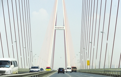 武汉白沙洲大桥突现1米破洞10年间曾大修24次