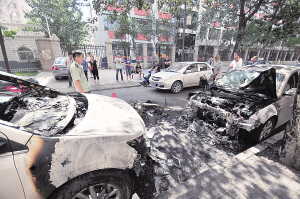 兰州一摩托 起火 引燃两 小轿车  事故未造成人员