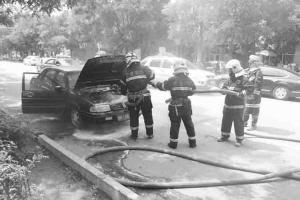 闹市街头 轿车起火  武威消防火速扑救-桑塔纳-每
