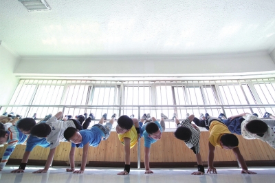 九月的花朵:练舞的孩子们-练舞-每日甘肃-甘肃