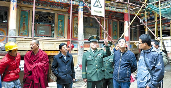 夏河县消防大队等组成工作组勘察寺院各施工现