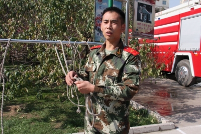 马海洋在训练中演示捆绑营救绳