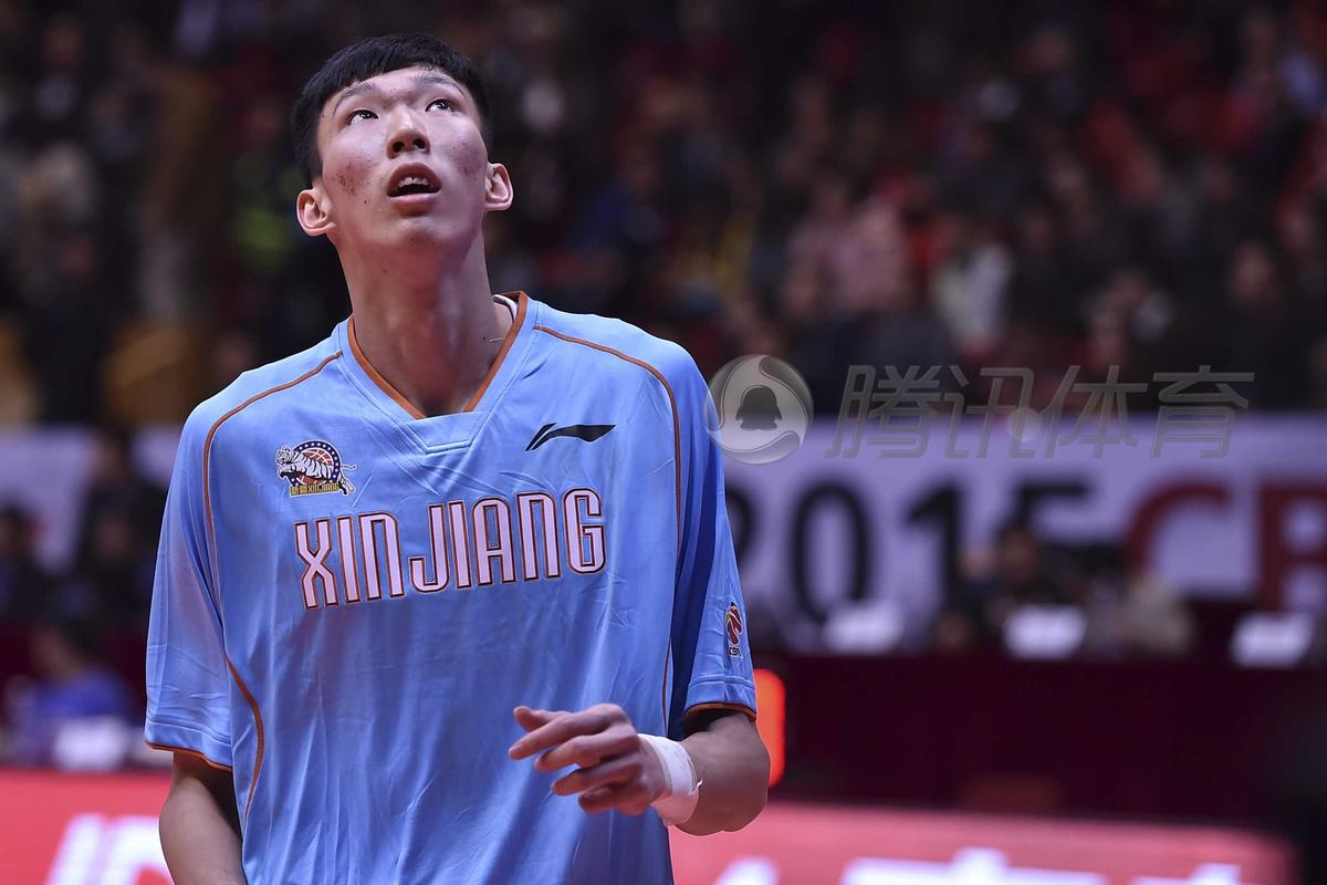 高清:周琦演CBA首秀 赛前投篮训练一丝不苟-周