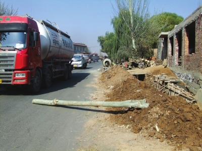 乱搭乱建垃圾占道 312国道永登段面目全非