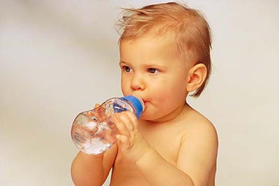 婴儿每天要喝多少水才健康?