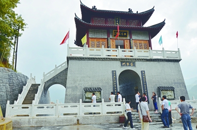 康县生态旅游大景区建设成效显现,沿途景点游人增多.