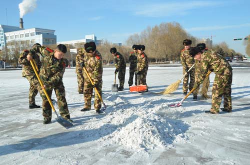 酒泉:子弟兵义务铲雪温暖民心-子弟兵-每日甘肃-酒泉