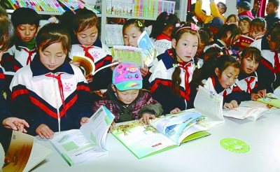礼县固城籍优秀企业家为家乡捐赠小学生图书-