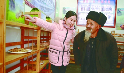 女村官给村上68岁老人介绍网店农产品销售情