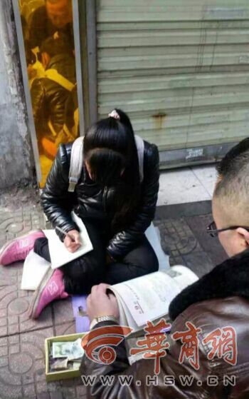 岷县17岁女孩没找到工作流浪汉中街头乞讨为生
