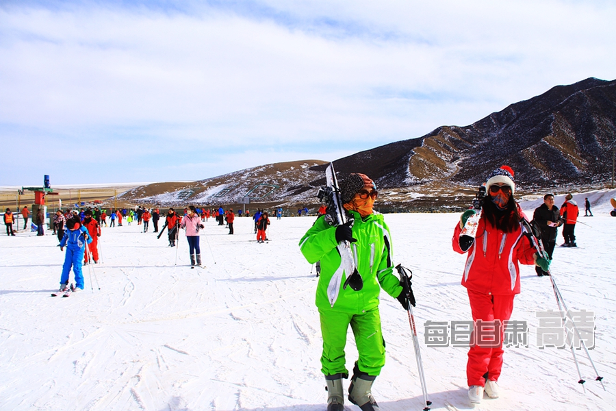 张掖:扁都口滑雪场里笑声朗(高清组图)