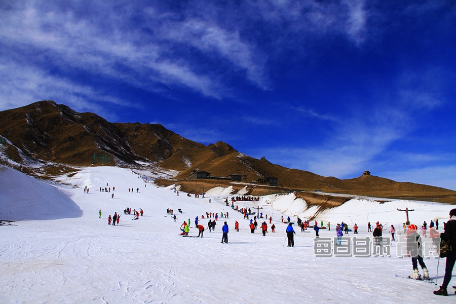 张掖:扁都口滑雪场里笑声朗(高清组图)