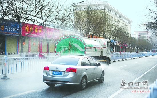 兰州市洒水车转入夏季作业模式(图)-洒水车|夏