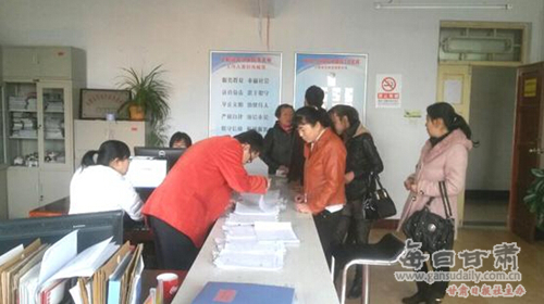 王岘镇组织发放城乡居民养老保险社会保障卡-