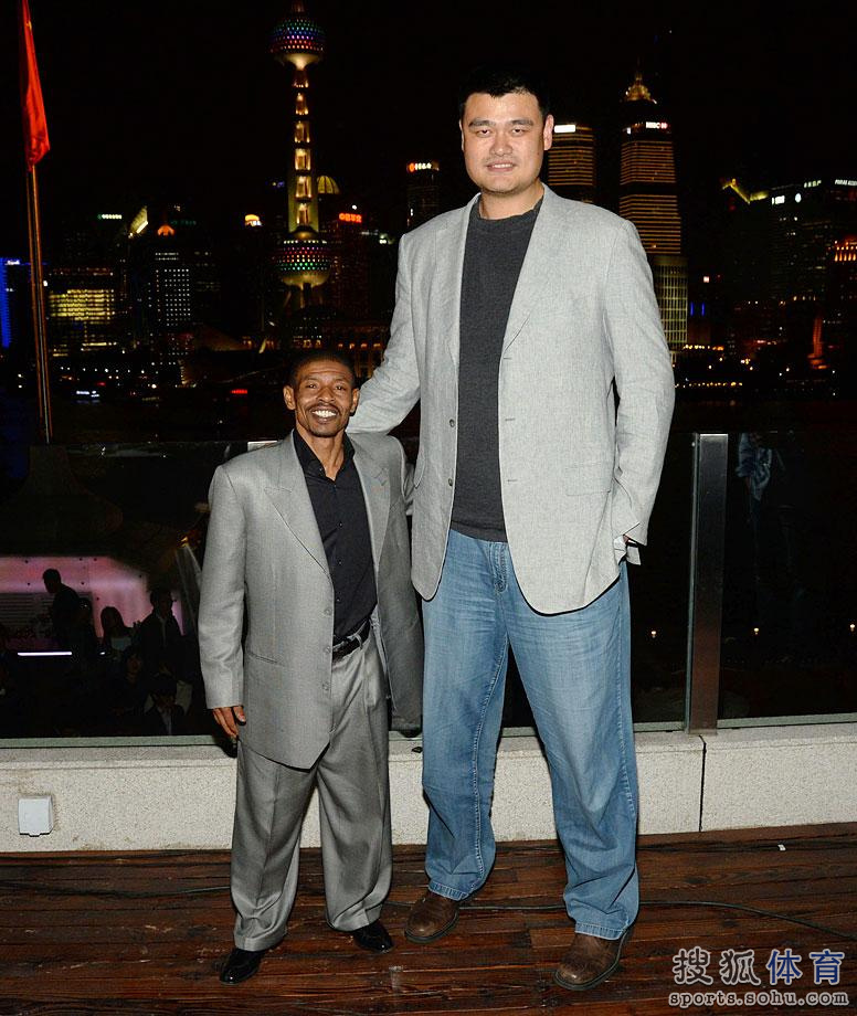 姚明(229厘米)和蒂尼-博格斯(160厘米)身高差距:69厘米