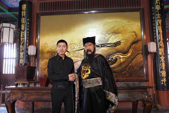 "石敢当"变身包青天 亮相开封府遭围堵图片