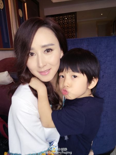  胡静儿子 颜值爆表 网友称秒杀其他星二代(图)-