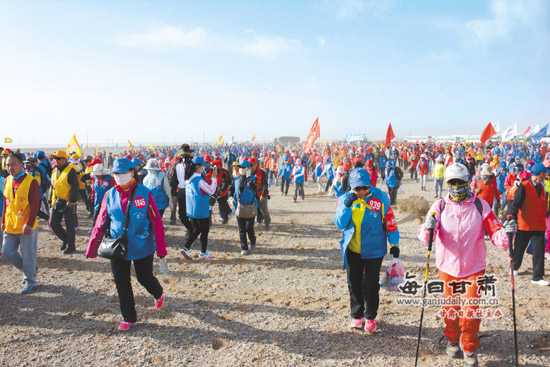 酒泉嘉峪关2300多人徒步穿越肃州区境内荒漠