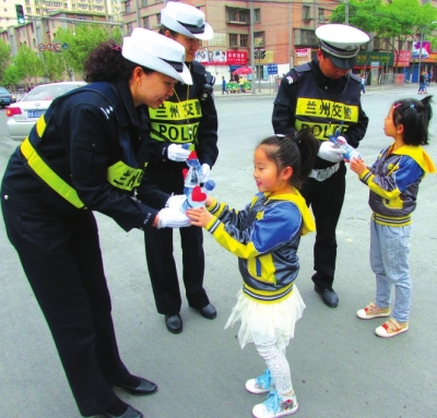 兰州:幼儿园小朋友为执勤民警送水解渴(图)-执