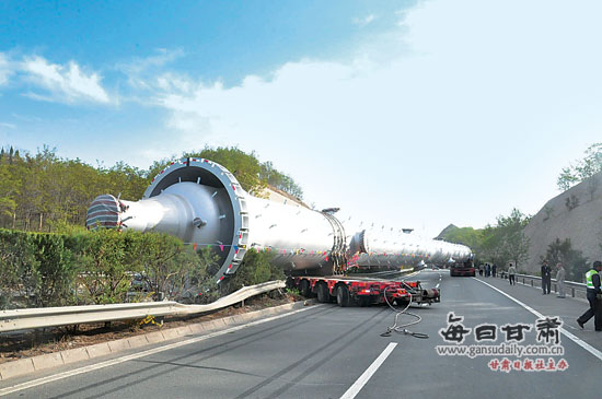 兰州往白银方向高速公路处30米罐体截断 车流