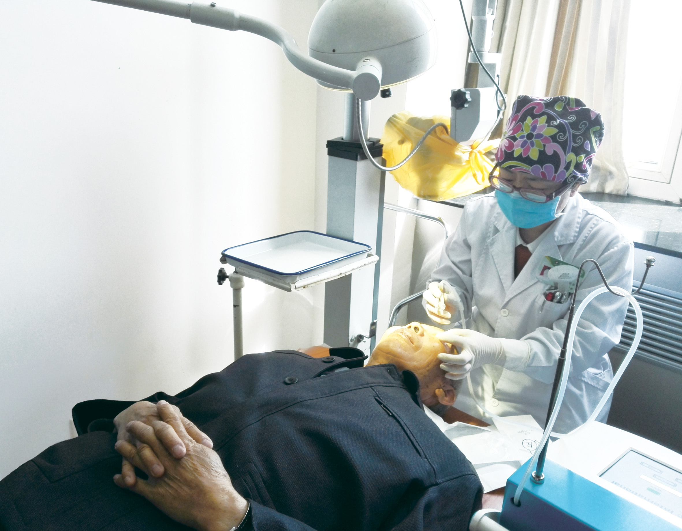 图片新闻:医生为青光眼患者进行无创伤手术治