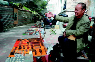 酒泉古玩市场探访:摆在地上的文化