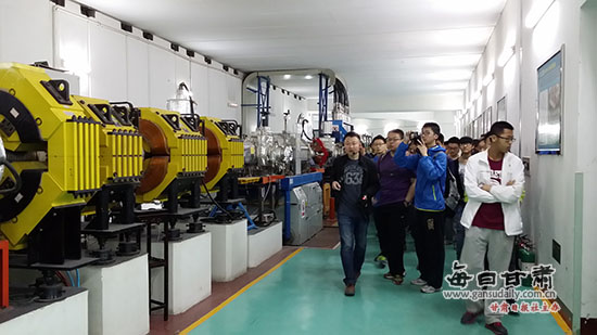 兰州:2000市民与重离子加速器零距离(图)-重