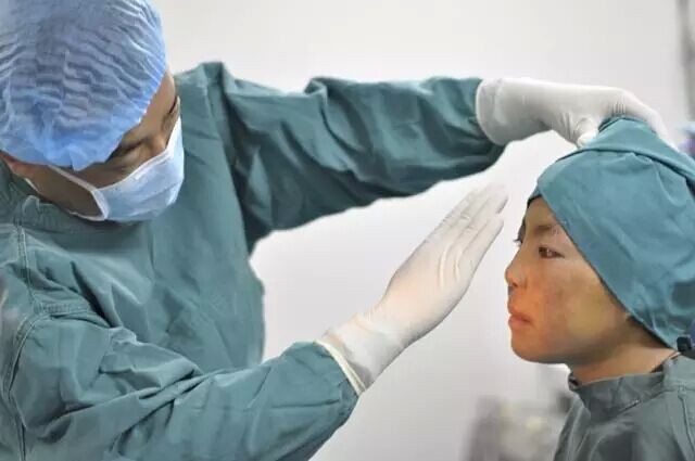 “明眸格桑花” 11名玉树眼疾患儿在普瑞眼科接受免费手术--每日甘肃-财经