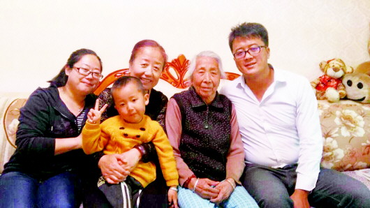 图为相亲相爱的一家人。本报记者李琴琴摄 妈妈,是世界上最美的字眼,伟大的母爱不在于惊天动地的壮举,只深深地浸透在每一份思念,每一句叮咛,甚至是每一道目光中。母亲节当天,由市妇联、白银国芳百货联合举办的“国芳杯·最美母亲”评选出了6位孝亲敬老、无私奉献的母亲,今天就让我们一起认识其中的一位——许来英,一起走进她的幸福家庭去感受温暖。 今年53岁的许来英,从1996年至今,一直担任雒家滩村妇代会主任及文书工作。当记者来到许来英家里时,她正在