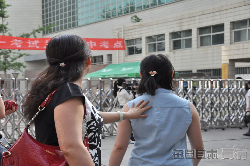 【2015甘肃高考】考场内外:高考考生家长表情