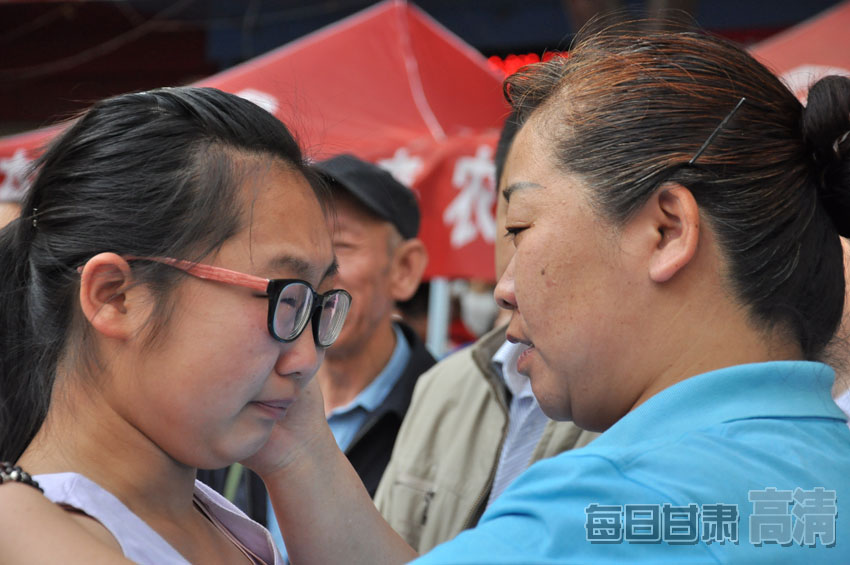【2015甘肃高考】考场内外:高考考生家长表情