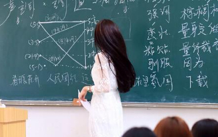 大连90后美女老师爆红网络 傲人身材显露无