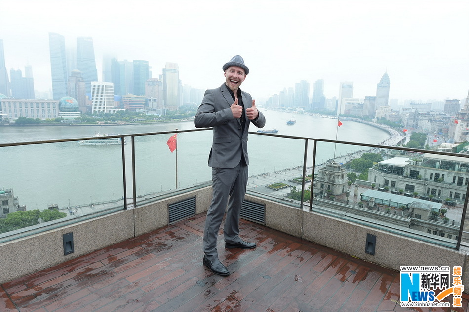 赵薇佟大为与好莱坞天团合体 牵小香猪跳广场