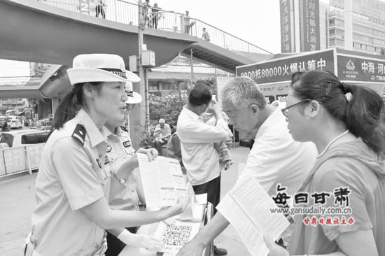 <em>兰州市</em>城关区<em>雁滩</em>交警大队组织志愿者举行道路