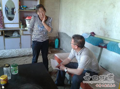 区低保局对水川镇特困医疗家庭进行入户走访-