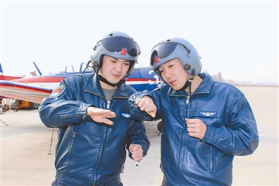 孪生兄弟比翼逐梦金头盔-飞行员