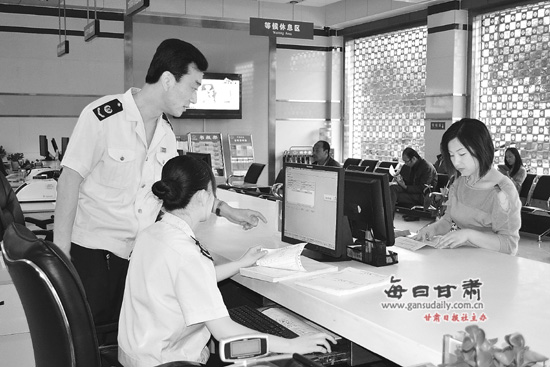 静宁县国税局工作人员利用办理业务间隙学习交