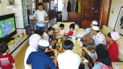 片新闻:广河县穆斯林群众在开斋节走亲访友-图