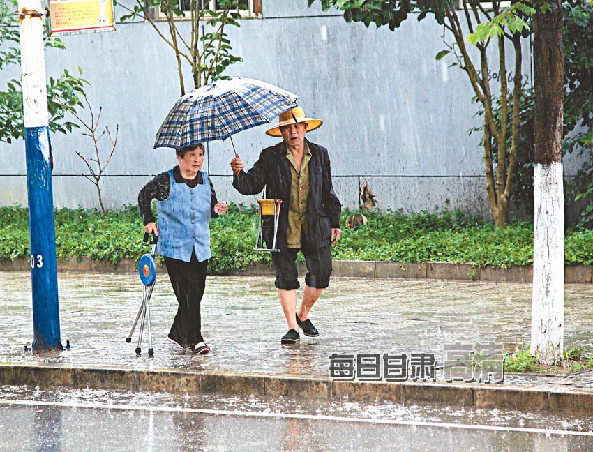 社会新闻    点评:天空突降大雨,人们四处飞奔避雨,一对老夫妻在风雨