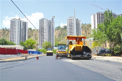 图片新闻:临夏市新开辟的红水河路铺油已过半