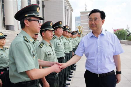 栾克军看望慰问驻庆部队官兵