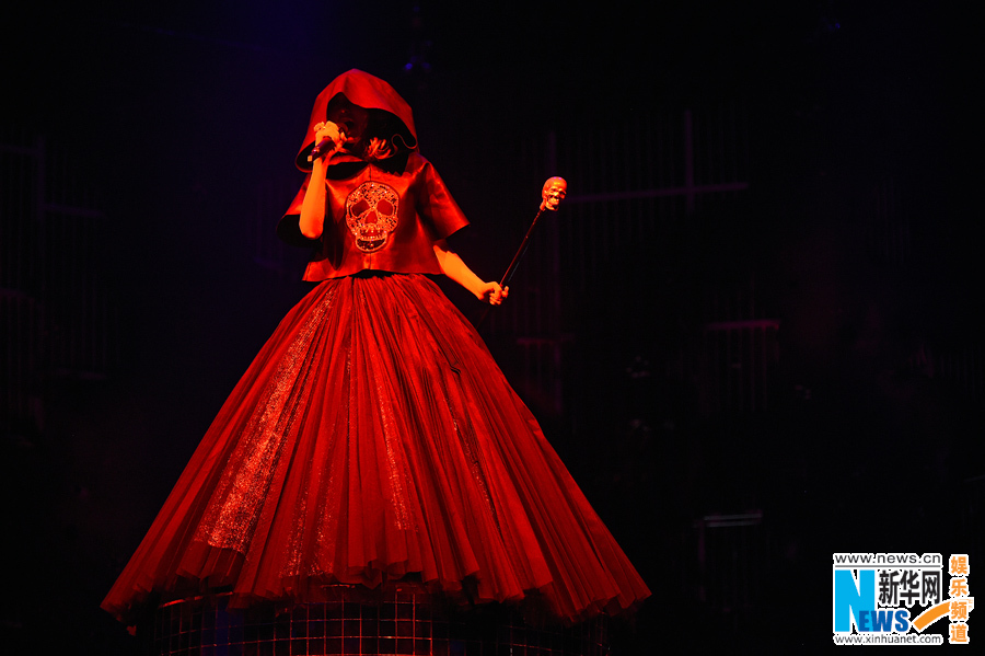 张靓颖北京开唱意外摔伤 李易峰惊喜站台引尖