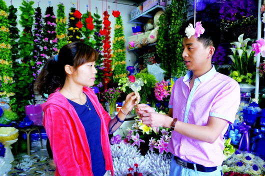 在一家花店,男士正在向女朋友献花求爱.