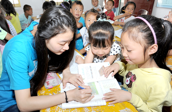支教大学生为村上小学生辅导功课(图)--每日甘